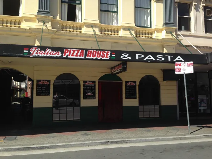 Italianpizzahouse FB 14 02 001