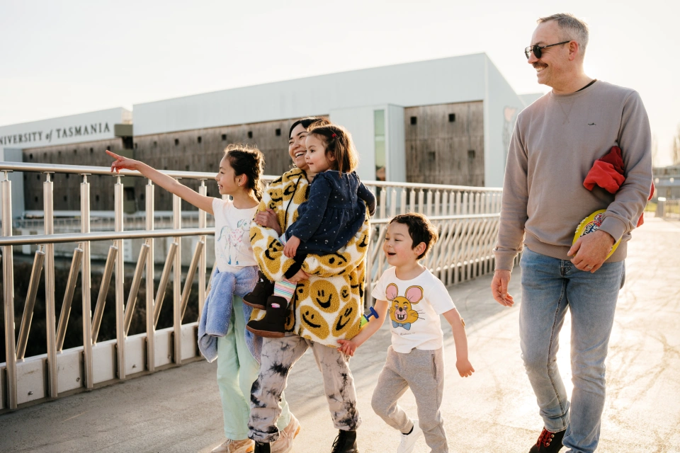 182730 launnie people 177