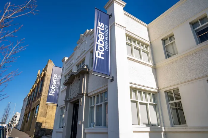 Roberts Real Estate web 23 06 001