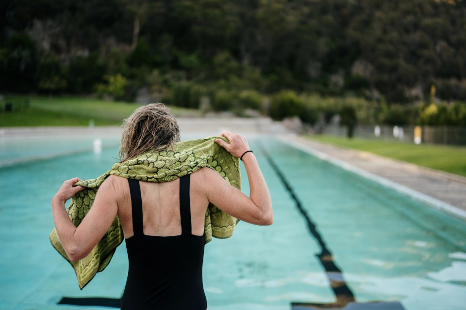 274908 swimmer cataract gorge pool 199
